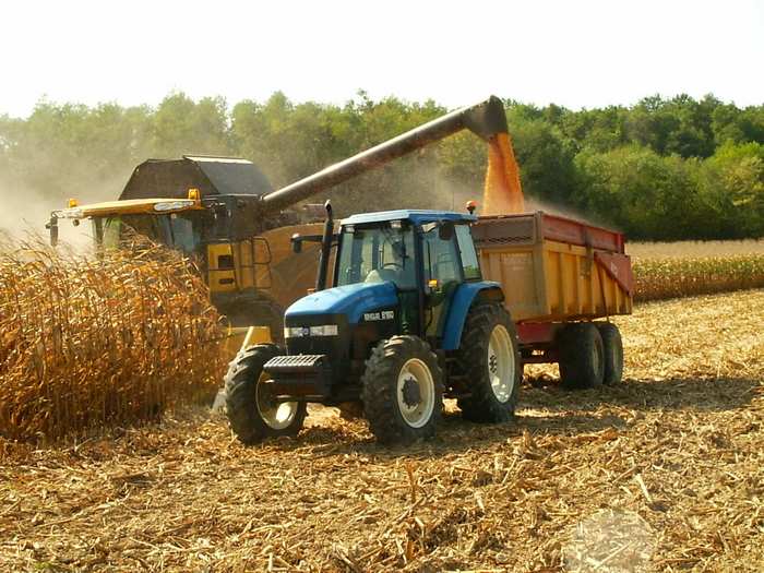 Un tracteur partenaire en plein travail
